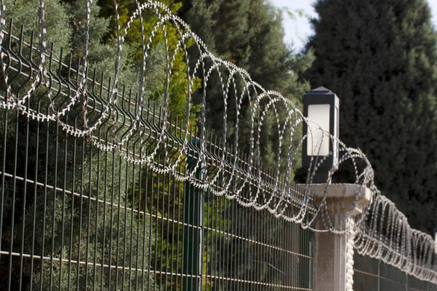 عواملی که به فنس آسیب می‌رساند